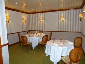 Restaurace v ubytování Hôtel Le Gue Du Holme