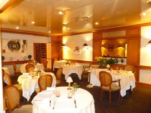 Restaurace v ubytování Hôtel Le Gue Du Holme