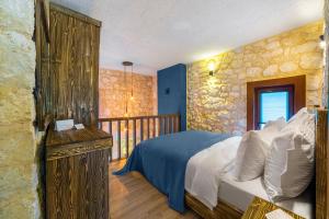 una camera con letto e parete in pietra di Marisstone Hotels a Mecidiye
