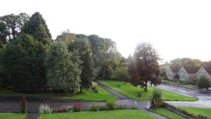 Blick auf einen Park mit Bäumen und eine Straße in der Unterkunft Ford Village Bed & Breakfast in Ford + 7 Fotos