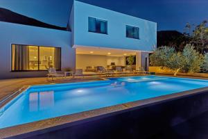 Bazén v ubytovaní NEW! Modern Villa Elia with 40sqm heated pool, 3 bedrooms, and Split city views alebo v jeho blízkosti