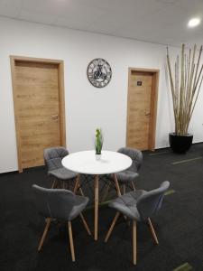 una sala riunioni con tavolo e sedie bianchi di Life Hostel Slovenia a Radovljica