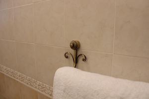 a towel hanging on a towel rack in a bathroom at Hotel O Palmo in Panarea