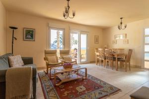 una sala de estar con un sofá y una mesa en Villa Fuentes, en Almuñécar