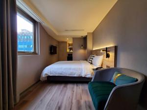 a bedroom with a bed and a window at HINOEN Hotel in Taipei