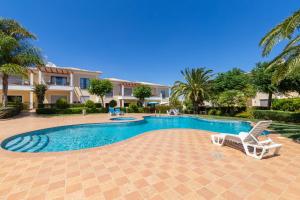 Bazén v ubytování Santa Maria Apartment at Porto de Mos beach nebo v jeho okolí