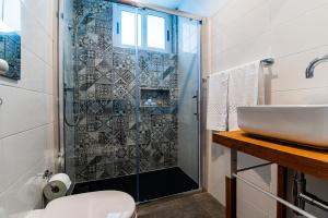y baño con lavabo y ducha. en Monreal Boutique Townhouse - R024RM2, en Paola