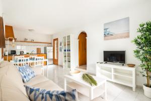 TV a/nebo společenská místnost v ubytování Apartamento Las Palmeras by Mauter Villas