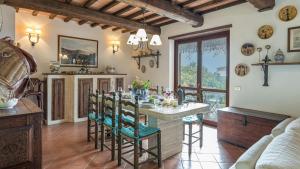 a kitchen with a table and chairs in a room at Villa Paola 6, Emma Villas in Gualdo Cattaneo