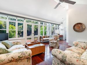 Una sala de estar con dos sofás y un televisor. en Norina, en Port Fairy