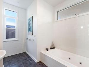 Un baño blanco con bañera y lavabo. en Norina, en Port Fairy 11 fotos más