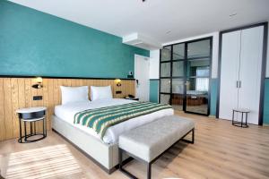 sypialnia z dużym łóżkiem i zieloną ścianą w obiekcie Fragments Hotel w Stambule