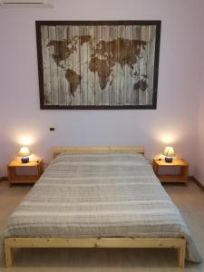 ein Schlafzimmer mit einem Bett mit zwei Lampen auf beiden Seiten in der Unterkunft Il Glicine Apartment Rimini in Rimini