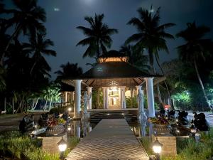 um gazebo num resort à noite em Lagoon Sarovar Premiere Resort - Pondicherry em Pondicherry