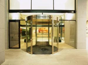 una puerta giratoria de cristal en un edificio en Southbank Apartments Freshwater Place, en Melbourne