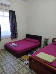 Postel nebo postele na pokoji v ubytování Homestay Tok Abah Kuala Besut