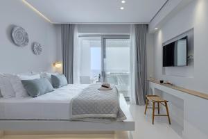 Postel nebo postele na pokoji v ubytování Infinity View Hotel Tinos