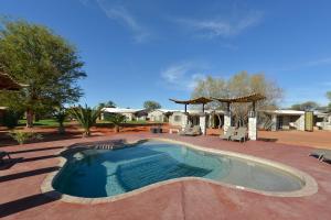 Kolam renang di atau dekat dengan Gondwana Kalahari Anib Lodge