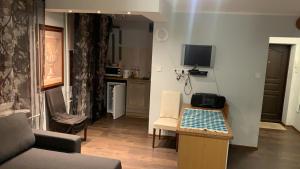 ein Wohnzimmer mit einem Sofa und einem Tisch in der Unterkunft Aardla - Nice 2-bedroom Apartment - Rahu street - 3 big beds in Tartu