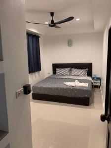 una camera con letto e ventilatore a soffitto di Beverly Hills Villa Patong a Patong Beach