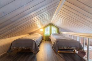 Кровать или кровати в номере Villa Kurpitsa at MESSILA ski & camping