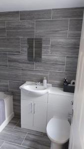 A bathroom at White Shelf West Dartford