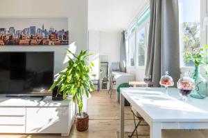 Televízia a/alebo spoločenská miestnosť v ubytovaní Apartamento en la Playa en Paseo Maritimo