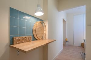 bagno con bancone in legno e specchio di Gaya Avenue Flats - Elegant Contemporary Flats with Balcony a Vila Nova de Gaia Altre 270 foto