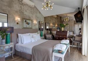 Un dormitorio con una cama grande y una sala de estar. en Oca Vitoria Village, en Oporto