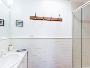 un bagno con lavandino e doccia di Lavender Cottage a Port Fairy Altre 9 foto