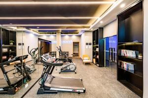 een fitnessruimte met diverse fitnessapparatuur in een kamer bij Atour Hotel Xiamen Jimei Lake Business Center in Xiamen