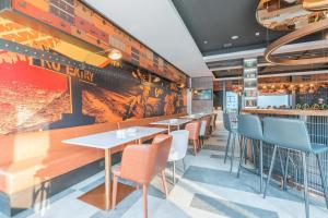 上海新江湾城复旦大学亚朵轻居酒店餐厅或其他用餐的地方