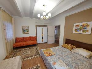 sala de estar con 2 camas y sofá en Guesthouse on Kyzyl-armeyskaya en Kazán