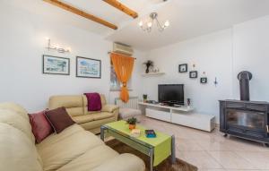 TV a/nebo společenská místnost v ubytování Holiday House Verica with pool