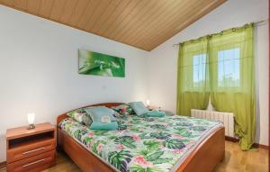 Postel nebo postele na pokoji v ubytování Holiday House Verica with pool + 30 fotografií