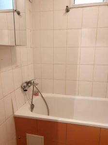 Das Bad ist mit einer Badewanne mit einer Dusche ausgestattet. in der Unterkunft Klaipėdos miesto centras in Klaipėda