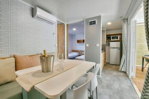 Een keuken of kitchenette bij Polidor Camping Resort