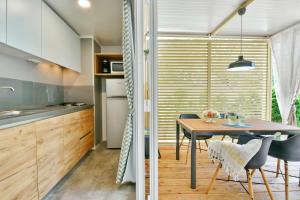 Een keuken of kitchenette bij Polidor Camping Resort