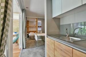 Een keuken of kitchenette bij Polidor Camping Resort