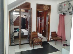 a room with a bedroom with a bed and a mirror at Kolition Villa in Dickwella