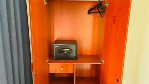 ein kleiner Fernseher auf einem Tisch in einem Zimmer in der Unterkunft Sunny Mood Guest House in Unawatuna