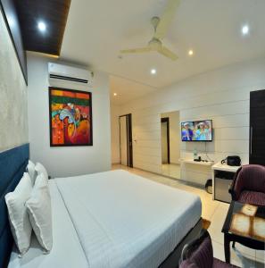 En eller flere senge i et værelse på Jhansi Hotel