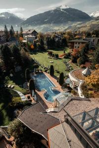 einen Luftblick auf ein Resort mit einem Pool in der Unterkunft Sendlhofer's in Bad Hofgastein