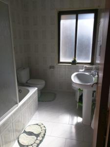 a bathroom with a toilet and a sink and a tub at CASA RURAL RECIRUELOS in Peguerinos