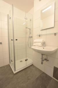 W łazience znajduje się umywalka i prysznic. w obiekcie Ferienwohnung Simonhöhe w mieście Zirkitz