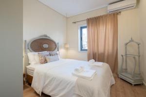 una camera da letto con un letto con due asciugamani sopra di Gaya Avenue Flats - Elegant Contemporary Flats with Balcony a Vila Nova de Gaia