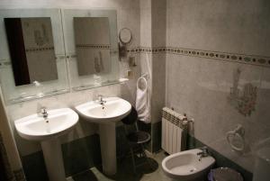 a bathroom with a sink, toilet, and bathtub at Hotel Praderón in San Sebastián de los Reyes