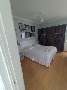 sypialnia z 2 łóżkami i drewnianą podłogą w obiekcie Hotel Montana Serra Negra w mieście Serra Negra
