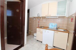małą kuchnię ze zlewem i toaletą w obiekcie Apartments Karas on the island of Pag w mieście Mandre +37 zdjęć