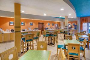 Restoranas ar kita vieta pavalgyti apgyvendinimo įstaigoje Comfort Suites At Fairgrounds-Casino